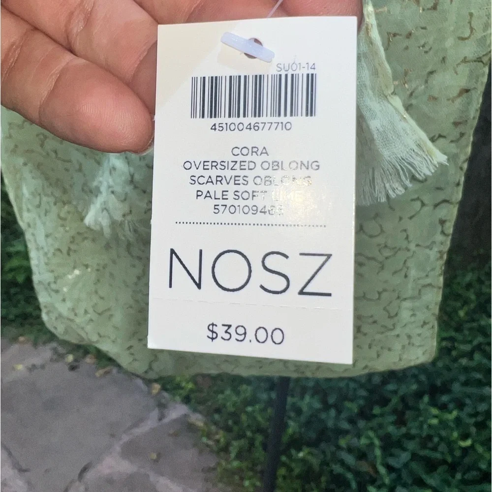 NWT ▶️ Chico’s ◀️ Pale Soft Lime Oblong scarf